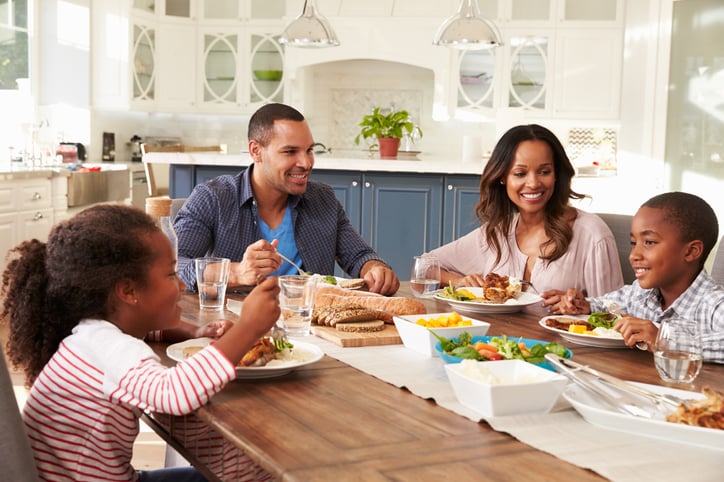 Here Are 5 Benefits of Eating at the Family Dinner Table